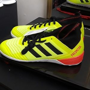 Indoor soccer shoes